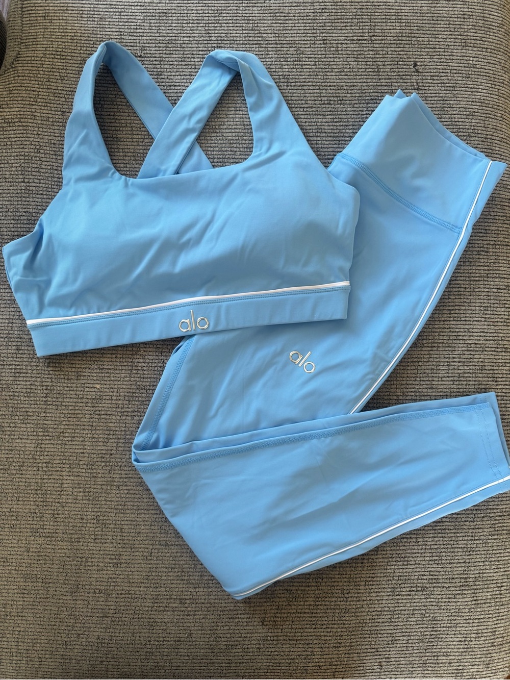 ALO Yoga Sky Blue Sports Bra and Leggings Set - Picture 4 of 4